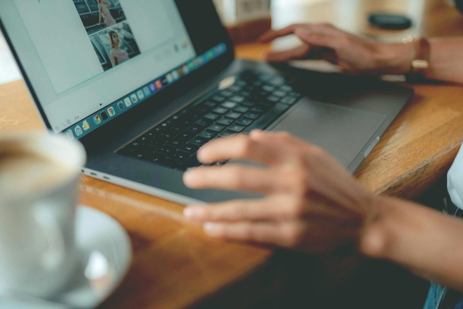 Spazio di lavoro moderno e creativo