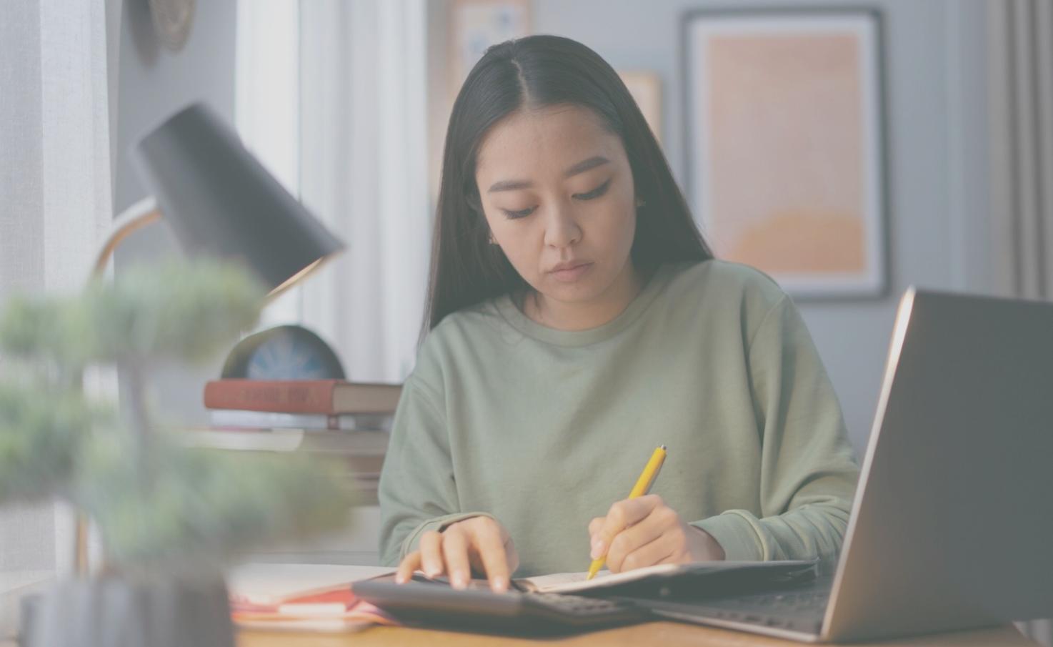 Studenti impegnati in una sessione di scrittura creativa